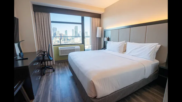 Standard, King Bed, City Skyline View, Balcony, Holiday Inn Express Long Island City E New York, an IHG Hotel 3/3