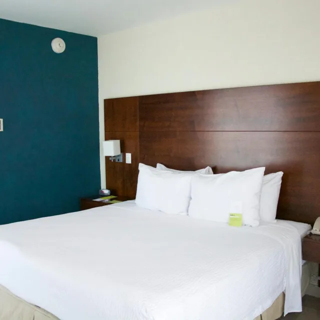 غرفة بسرير كينج بشرفة بإطلالة جزئية على البحر، Four Points by Sheraton Veracruz 3/7