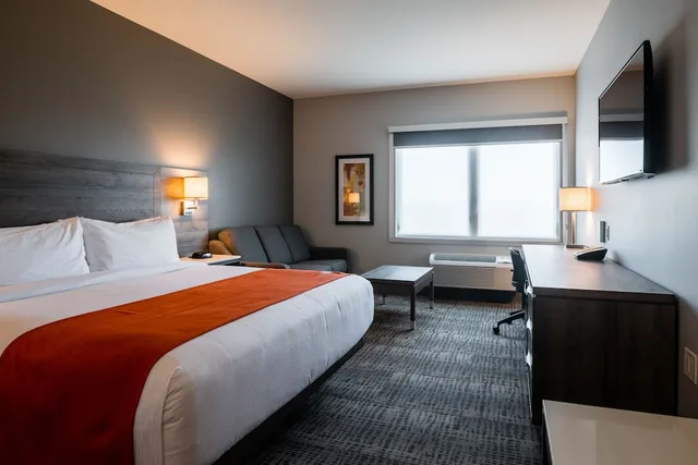 غرفة قياسية بسرير كينج مع أريكة، Amsterdam Inn & Suites Florenceville-Bristol, an Ascend Collection Hotel 2/7