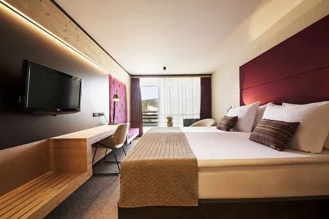 غرفة بسرير كوين بإطلالة على المتنزه بشرفة مع أريكة، Rikli Balance Hotel 1/3