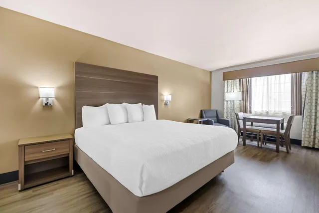 جناح كبير بسرير كينج مع أريكة بحوض استحمام لذوي الإعاقة، Best Western Plus Caldwell Inn & Suites 2/4