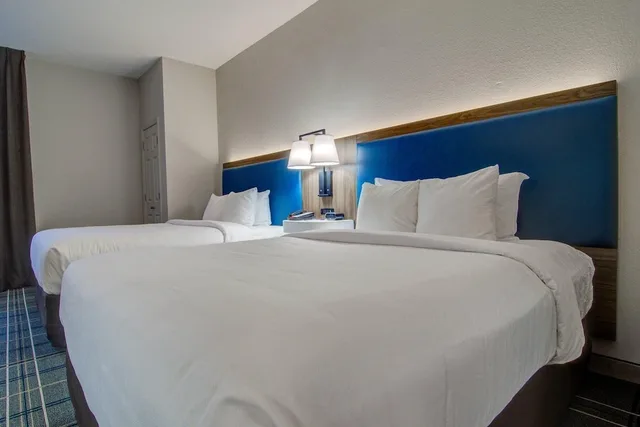 جناح بسريرين كوين مع أريكة، Comfort Suites Newport News Airport VA 1/4