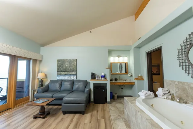 جناح بسرير كينج بإطلالة على البحيرة، Blue Wave Inn 6/8