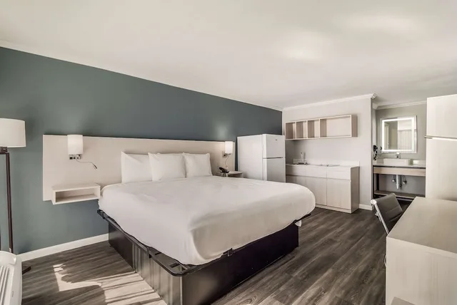 Standard, King Bed, Mainstay Suites Florence Darlington 2/4