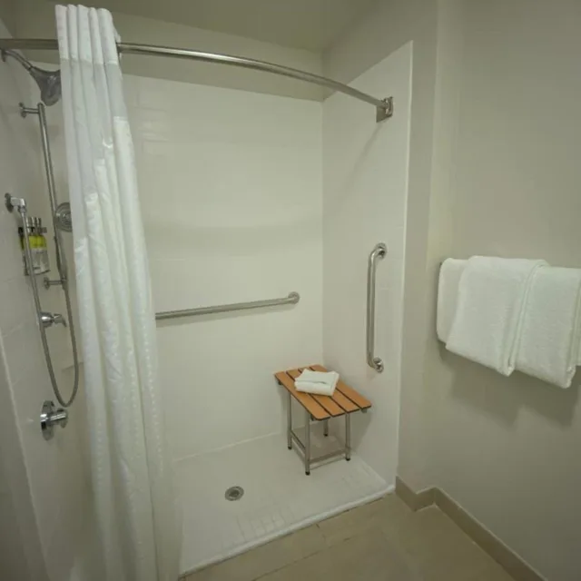 غرفة بسرير كوين لذوي الإعاقة، Holiday Inn Express Hotel And Suites Gadsden W Near Attalla 4/5