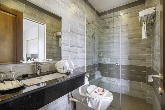 جناح بسرير كوين بشرفة، Minh Chien Hotel 5/5
