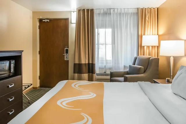 غرفة قياسية بسرير كينج، Quality Inn & Suites Houghton Downtown 3/7