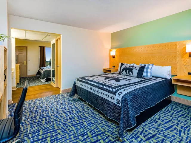 غرفة قياسية بإطلالة على النهر بمطبخ صغير، Creekstone Inn 2/2