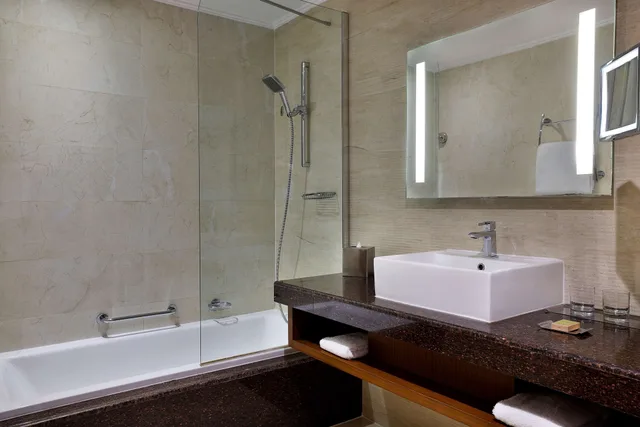 غرفة قياسية بسريرين منفصلين بشرفة، Double Tree by Hilton Resort and Spa Marjan Island 7/8