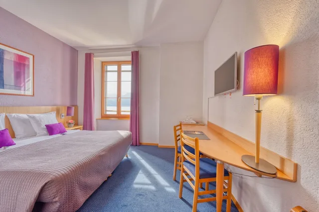 غرفة قياسية بسرير كوين بإطلالة على البحيرة، Hotel Bon Rivage 3/10
