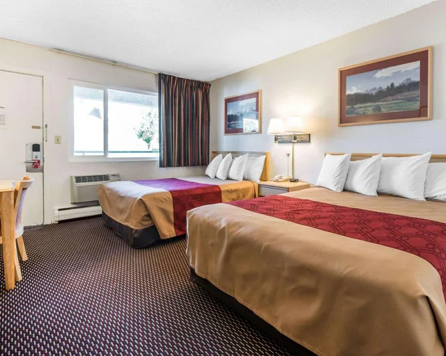 غرفة بسرير كوين وسرير مزدوج، Econo Lodge Downtown Colorado Springs CO 1/3