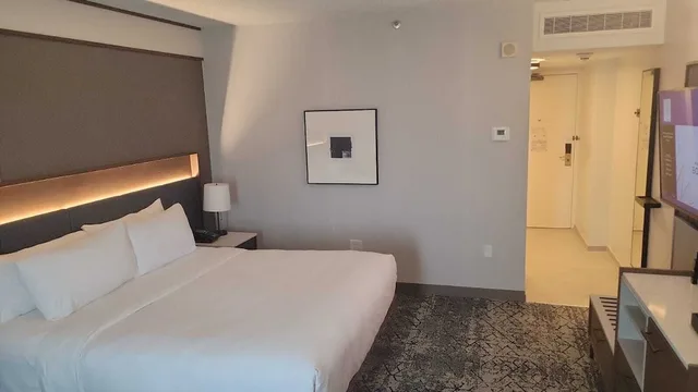 غرفة كلوب بسرير كينج، The Plaza Hotel Columbus at Capital Square 1/4