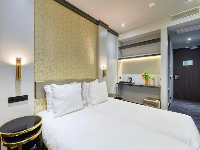 Room, Twin Beds, Lake View, G Hotel 3/6