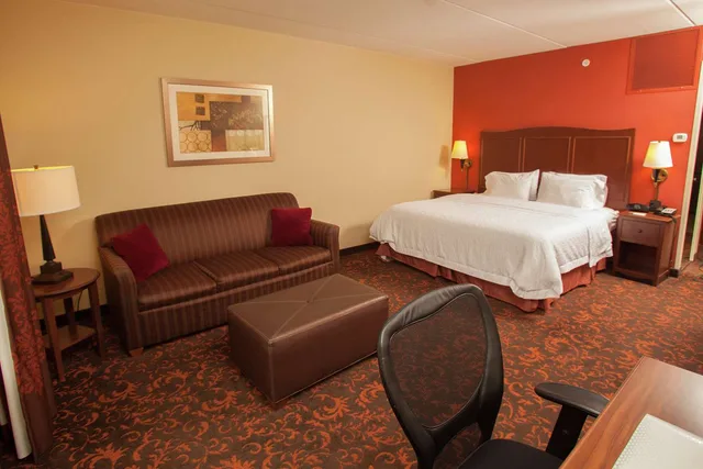 Study, King Bed, Sofa، Hampton Inn Elmira Horseheads Ny 3/4
