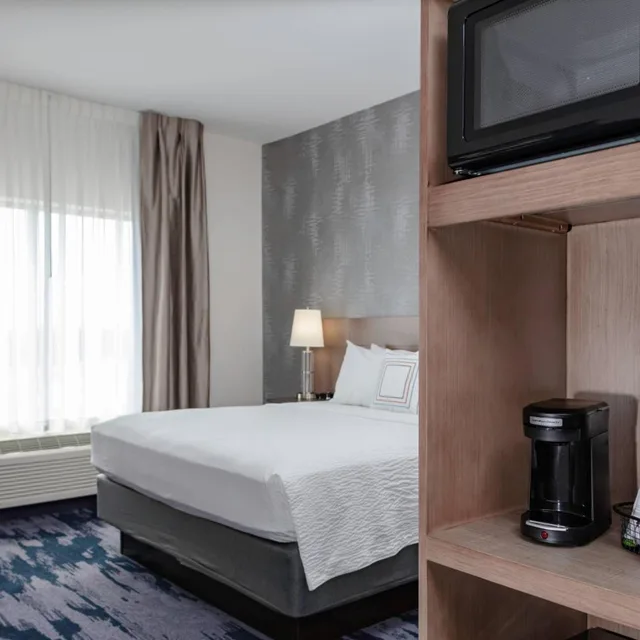 غرفة بسرير كينج بحوض استحمام لذوي الإعاقة، Fairfield Inn and Suites Charlotte Pineville 1/2