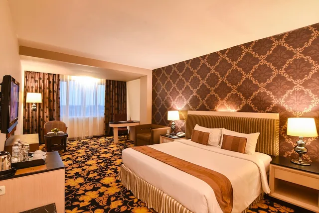 Deluxe, King Bed, Grand Rocky Hotel 1/2