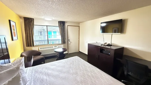 غرفة قياسية بسرير كينج، PepperTree Inn 5/10