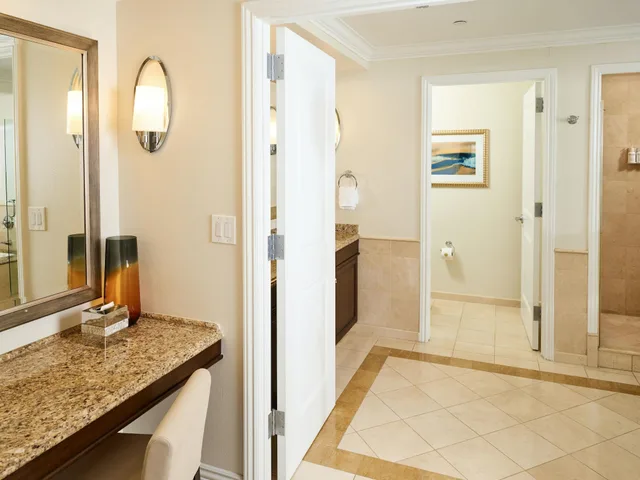 Superior, Suite, King Bed, Courtyard Area, Balboa Bay Resort 6/6