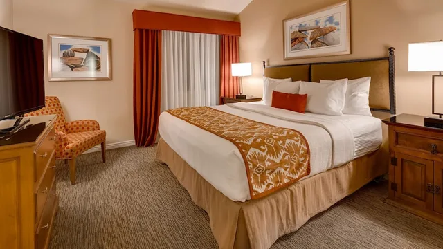 جناح بسرير كينج مع أريكة، Best Western Plus Arroyo Roble Hotel & Creekside Villas 4/10