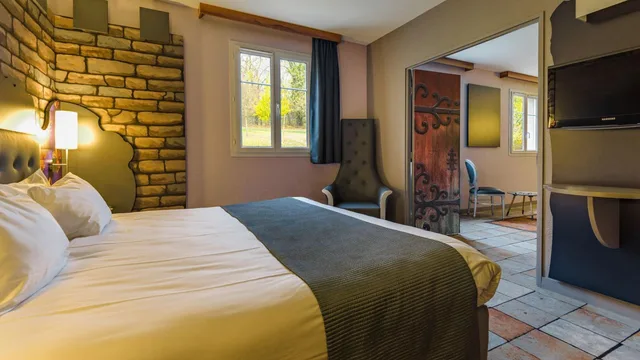 جناح بسرير كوين، Explorers Hotel 1/4