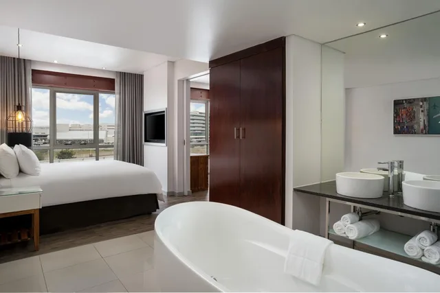 جناح بسرير كينج بغرفة نوم واحدة، Protea Hotel By Marriott O R Tambo Airport 2/3
