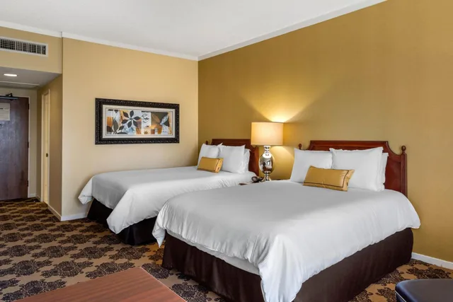 غرفة بريميير بسريرين كوين بإطلالة على المسبح، Omni Houston Hotel 1/5