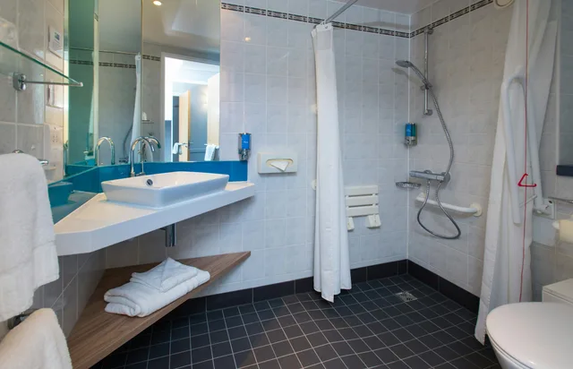 غرفة بسرير مزدوج لذوي الإعاقة، Holiday Inn Express Bath an IHG Hotel 3/3
