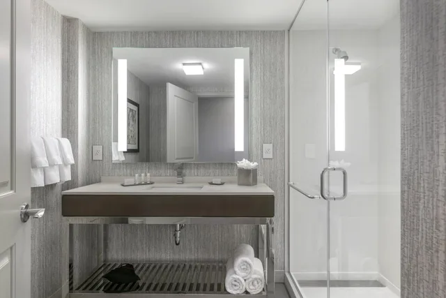 غرفة بسريرين كوين بحوض استحمام لذوي الإعاقة، Courtyard Edgewater Nyc Area 3/4