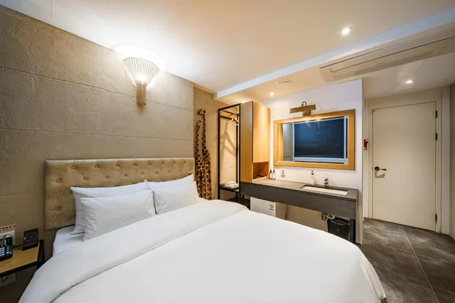 غرفة قياسية بسرير مزدوج، H Avenue Hotel 8/10