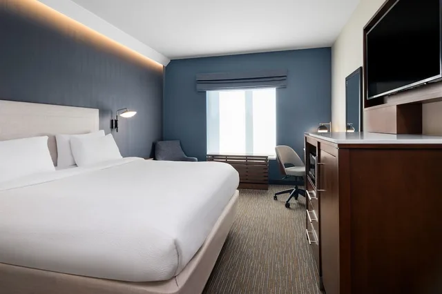 Room, King Bed, Accessible, Courtyard by Marriott Seattle SeaTac Airport 3/6