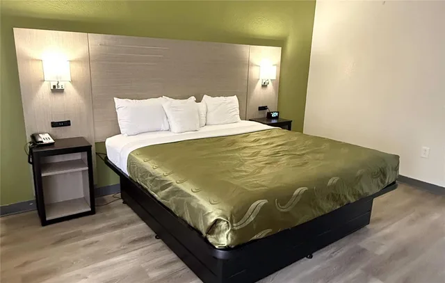 غرفة بسرير كينج، Quality Inn & Suites Thomasville-High Point 2/3