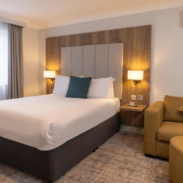 جناح جونيور بسرير كوين بمنطقة جلوس، Yew Lodge Hotel East Midlands Airport 1/9