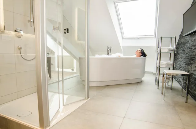 2 Bedrooms, Suite, 2 Queen Beds, Hotel Merkur 3/3