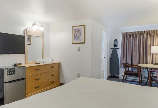 غرفة بسرير كينج، Americas Best Value Inn Suites Hyannis Cape Cod 4/6