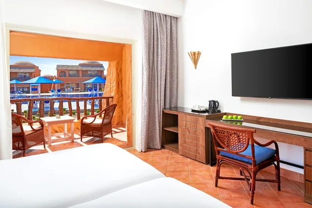 غرفة ديلوكس بسرير كينج بإطلالة على المسبح، Pickalbatros Portofino Villaggio Resort 3/4