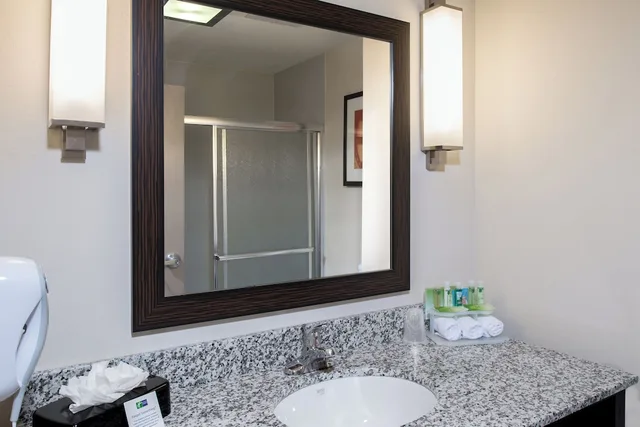 غرفة قياسية بسرير كينج لذوي الإعاقة، Holiday Inn Express & Suites Wichita Northwest Maize K-96 4/5