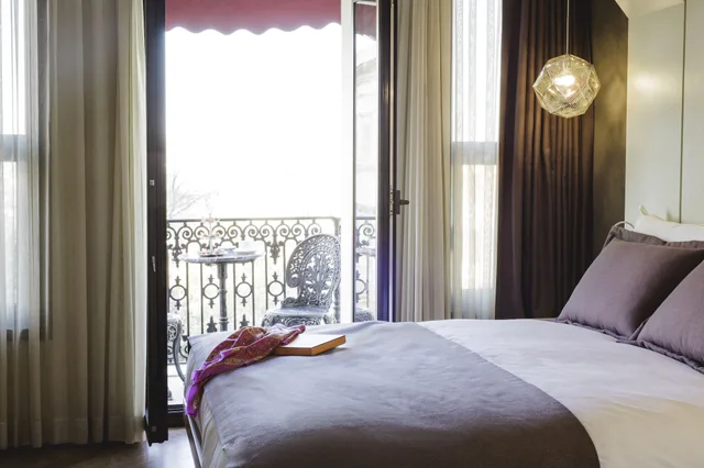 غرفة ديلوكس بسرير كينج بشرفة، Maroon Hotel Pera 1/4