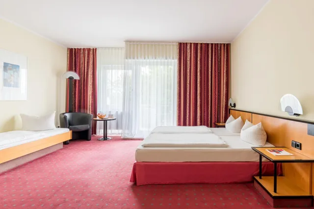 غرفة قياسية ثلاثية بثلاثة أسرّة، Azimut Hotel Dresden 1/1