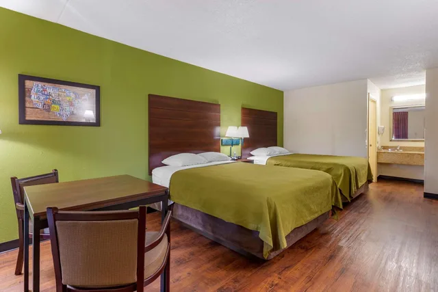 غرفة رباعية بسرير مزدوج للمدخنين، Econo Lodge Fayetteville, NC 2/3