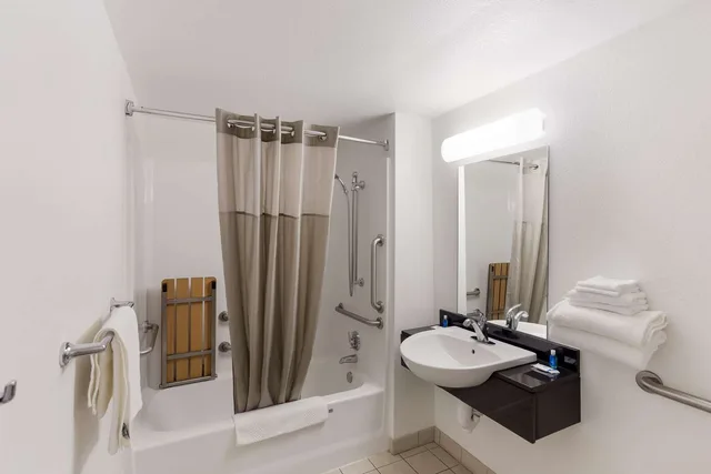 2 Queen Beds - Mobility Accessible Tub Nsmk، Motel6 Cross Lanes, WV–Goff Mountain Rd 1/1