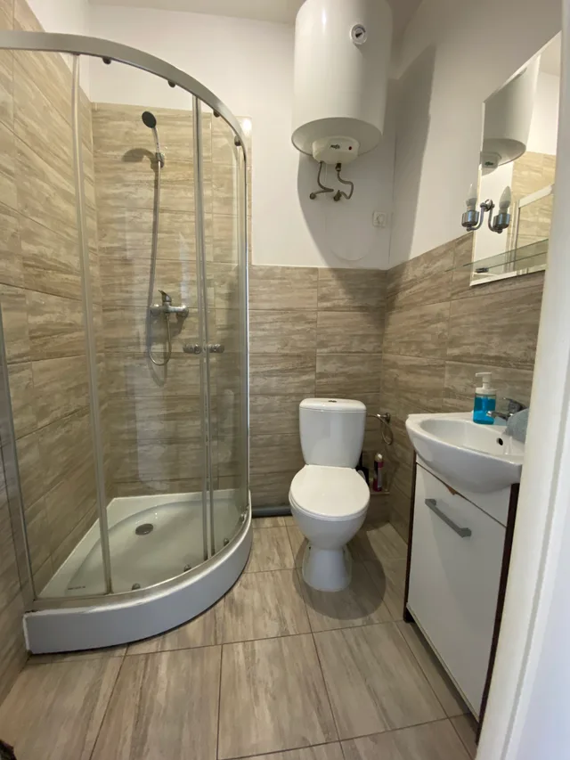 غرفة ثلاثية بحمام خاص، Moon Hostel Wroclaw 1/1