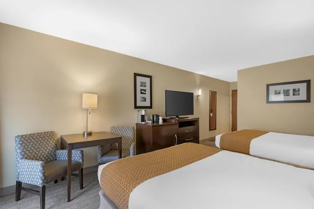 Standard, 2 Queen Beds, Golf Course View, Balcony، Best Western Plus Plaza by the Green 5/8