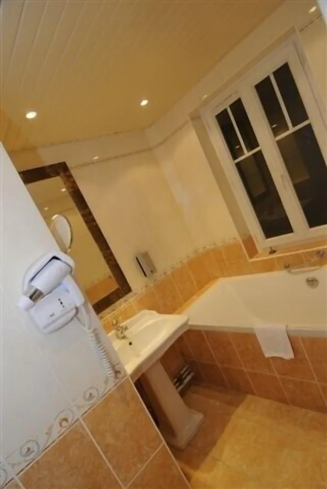غرفة بسرير كوين بغرفة نوم واحدة لذوي الإعاقة، Hotel de Normandie 2/2