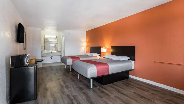 غرفة ديلوكس بسريرين مزدوجين بمطبخ صغير للمدخنين، Motel6 Portsmouth, VA 3/10