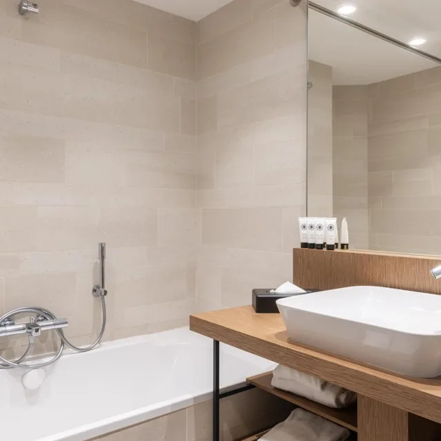 غرفة عائلية بسرير كينج مع أريكة، Golden Tulip Saint Malo 3/3