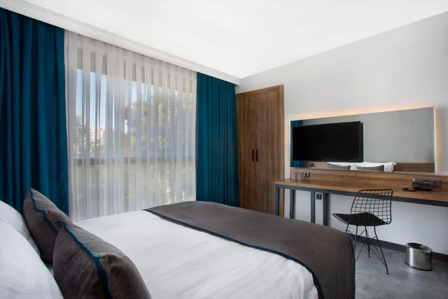 Room, Double Bed, Falcon 1511 9/10