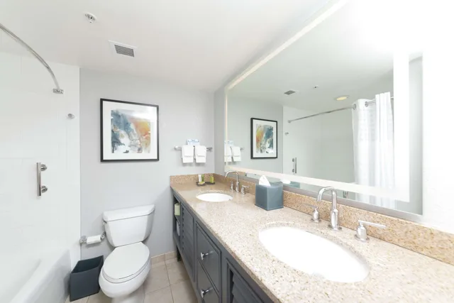 Junior Suite, King Bed, Ocean Front, Sofa, Balcony، Hilton Melbourne Beach Oceanfront 1/1