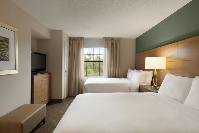 جناح بسريرين مزدوجين بغرفة نوم واحدة مع أريكة بمطبخ، Staybridge Suites Tampa East Brandon 1/5