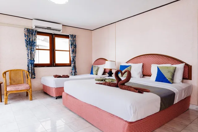 غرفة ثلاثية بشرفة، THIPURAI BEACH HOTEL ANNEX 3/10