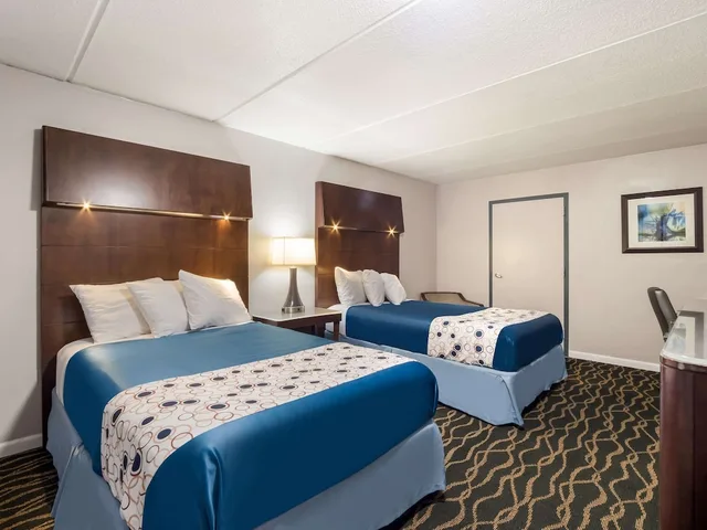 غرفة بسريرين مزدوجين لذوي الإعاقة، Rodeway Inn Greenwood 1/3